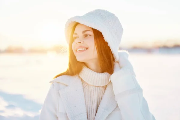 Mujer joven pelo rojo campo de nieve ropa de invierno Soleado día de invierno Estilo de vida —  Fotos de Stock