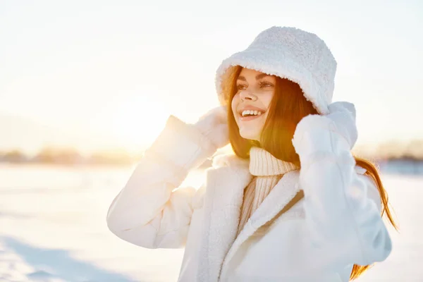 Hermosa mujer invierno ropa caminar nieve frío vacaciones viaje —  Fotos de Stock