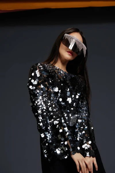Vrouw glanzende jas mode zonnebril poseren luxe studio model — Stockfoto