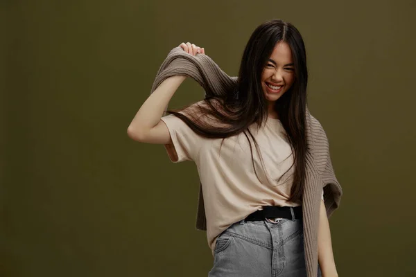 Hermosa mujer suéter en los hombros posando ropa moda aislado fondo — Foto de Stock