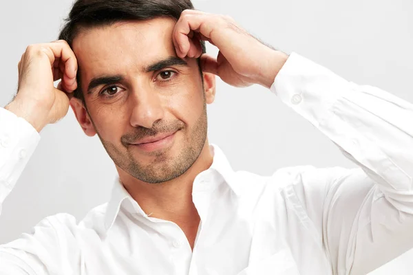 Succesvolle man in een wit shirt een pensive look zelfvertrouwen geïsoleerde achtergrond — Stockfoto