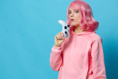 Oyun oynayan genç kadın joystick eğlence yaşam tarzı moda