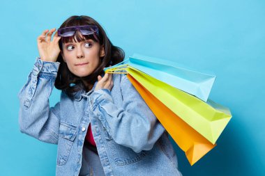 Mağazadan alışveriş yapan kadın eğlence sektörünün izole edilmiş arka planı