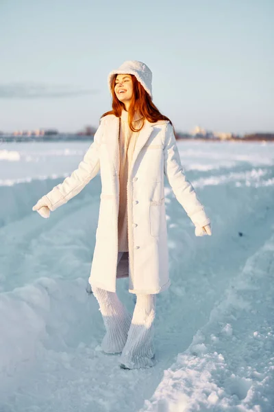 女性の笑顔冬の気分白いコートを歩く新鮮な空気 — ストック写真