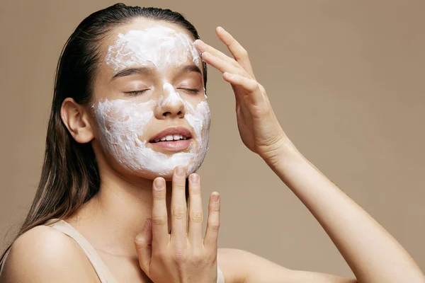 Brunett grädde på kinden poserar kosmetika till ren hud närbild make-up — Stockfoto