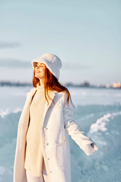 Schöne Frau Lächeln Winterstimmung Spaziergang weißer Mantel Lifestyle — Stockfoto