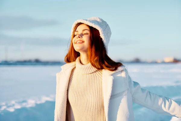 Jovem mulher roupas de inverno andar neve frio férias ar fresco — Fotografia de Stock