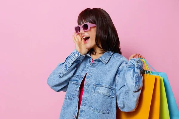 Porträtt kvinna shopping i butiken roligt underhållning rosa bakgrund — Stockfoto