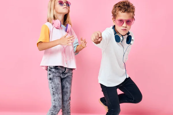 Adorables niños pequeños en gafas de sol divertirse con amigos estudio posando — Foto de Stock