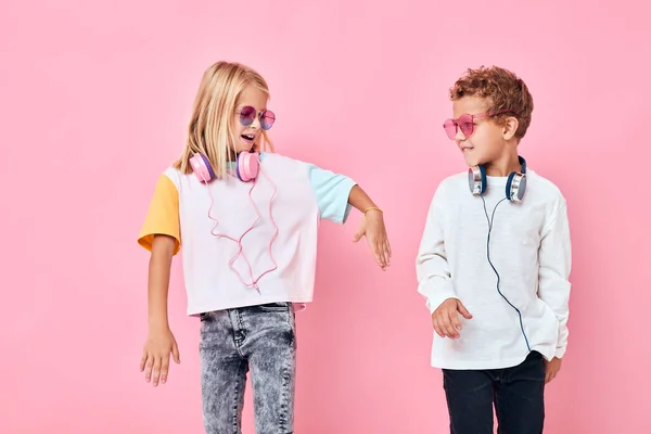 Feliz casal criança em óculos de sol se divertir com amigos casuais crianças moda — Fotografia de Stock
