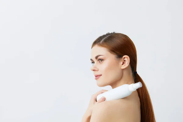 Hübsche Frau Lotion Glas saubere Haut Gesundheit isoliert Hintergrund — Stockfoto