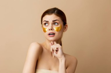 Güzel kadın yenilenme cilt bakımını bantlıyor Duştan sonra eğlence yakın yaşam tarzı