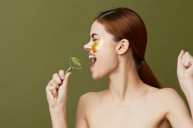 Güzel kadın, gençleştirme cilt bakımını duştan sonra cilt masajından sonra eğlenceli hale getiriyor.