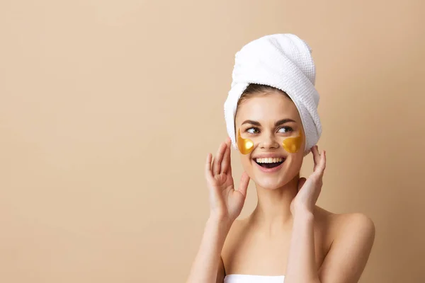 Mujer dorado parches limpio piel sonrisa posando aislado fondo — Foto de Stock