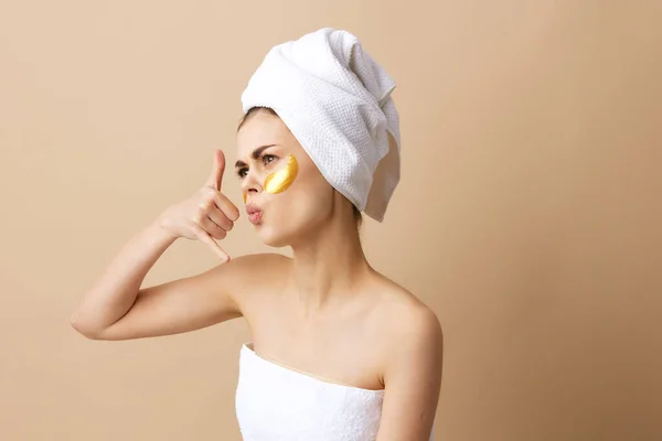 Wanita muda perawatan wajah wajah tambalan bahu telanjang higienitas latar belakang terisolasi — Stok Foto