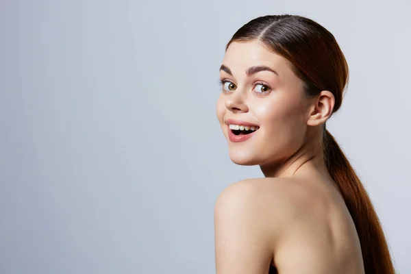 Hübsche Frau lächelnd Frau nackte Schultern saubere Haut Charme Licht Hintergrund — Stockfoto