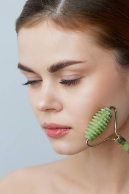 Kadın masaj merdiveni yaşlanma önleyici yüz bakımı hafif arka plan