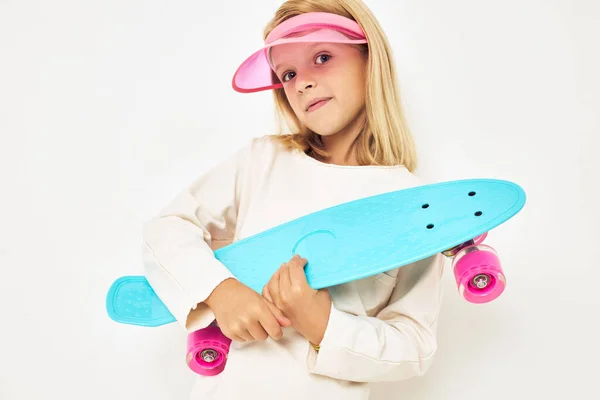 Rozkošný stylový dívka skateboard v rukou představovat životní styl dětství — Stock fotografie