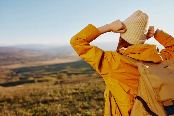Жінка мандрівник гора верхня природа подорожі пригоди Свіже повітря — стокове фото