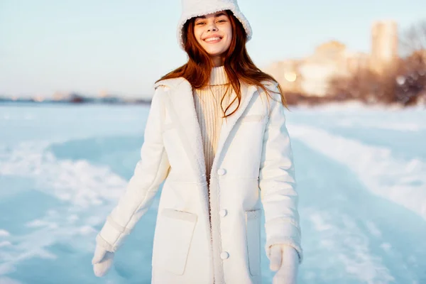 Vacker kvinna rött hår snö fält vinter kläder natur — Stockfoto