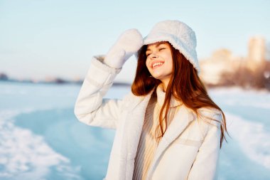 Genç bir kadın kış havası, kar, doğal dinlenme.