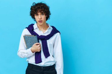 Omzunda kazak olan not defteri olan bir adam manzarayı kesmiş.