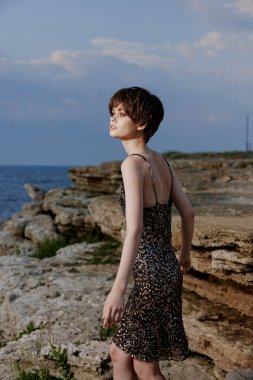 Güzel kadın modern doğa lüks özgürlük pozu veriyor.