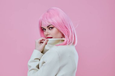 Beyaz ceketli güzel kadın. Pembe saçlı. Glamor Kozmetik 'in arka planı değişmemiş.