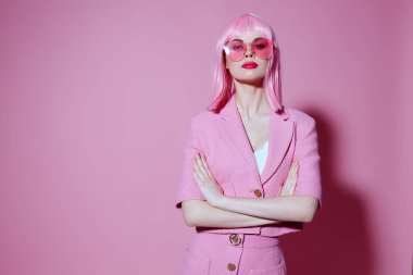 Elleriyle jest yapan güzel bir kadın pembe ceketli, göz alıcı tek renkli bir fotoğraf.