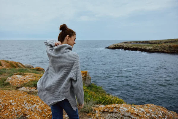 Bir kadın portresi Bulutlu deniz doğaya hayran