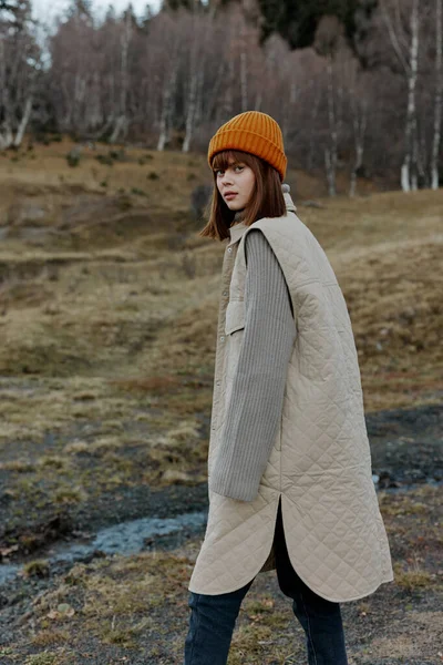 Turistler sonbahar hava durumu dağları manzarası için dışarı çıkarlar.