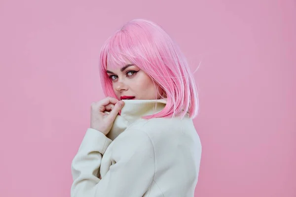 Ομορφιά Μόδα γυναίκα σε λευκό σακάκι ροζ μαλλιά Glamor Καλλυντικά χρώμα φόντο αναλλοίωτη — Φωτογραφία Αρχείου