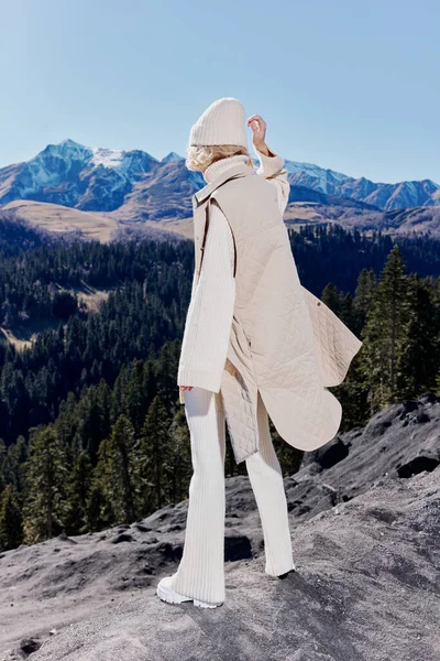 Młoda kobieta moda ubrania góry natura słoneczny dzień relaks — Zdjęcie stockowe