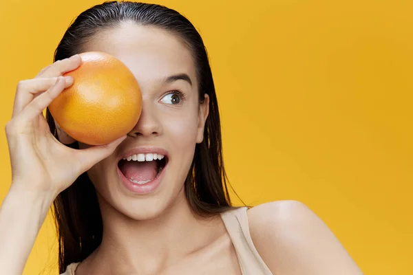 吃柚子的年轻女人微笑维生素饮食近距离观察生活方式 — 图库照片