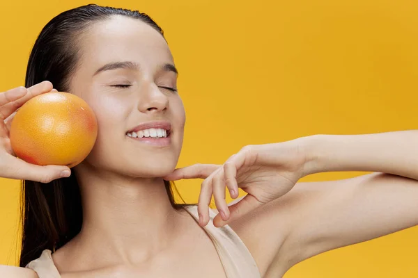 Beautiful woman eating grapefruit in hands smile vitamins diet close-up Lifestyle — Stock Photo, Image