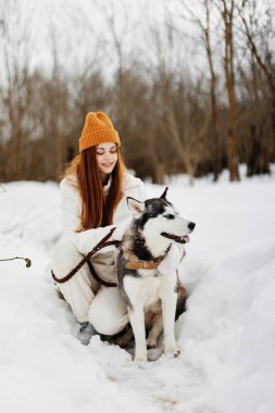 Dışarıda bir köpekle oynayan bir kadının portresi. Dostluk havası.