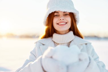 Genç bayan kış havası kar poz doğa dinlenme taze hava