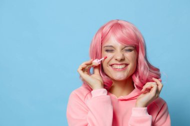 Kadının yüzü kozmetik yakın çekim cazibesi izole edilmiş arka plan