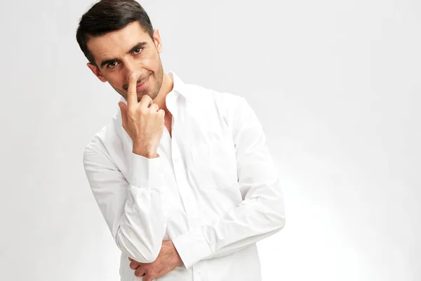Zakenman portret in een wit shirt een pensive look zelfvertrouwen geïsoleerde achtergrond — Stockfoto