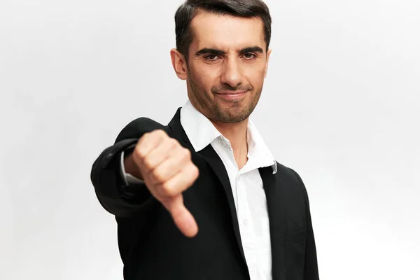 Zakenman portret zwart pak hand gebaren emoties business en kantoor concept — Stockfoto