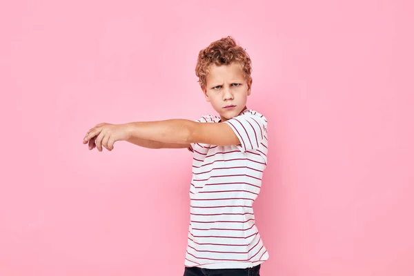 Pojke med lockigt hår barndom leende spelar aktiv livsstil — Stockfoto