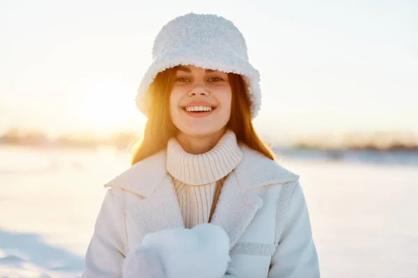 Bonita mujer en un abrigo blanco en un sombrero de invierno paisaje paseo Lifestyle —  Fotos de Stock