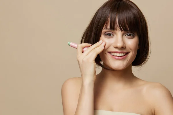 Frau Make-up Lippenstift in der Hand Modell posiert ausgeschnitten Ansicht — Stockfoto