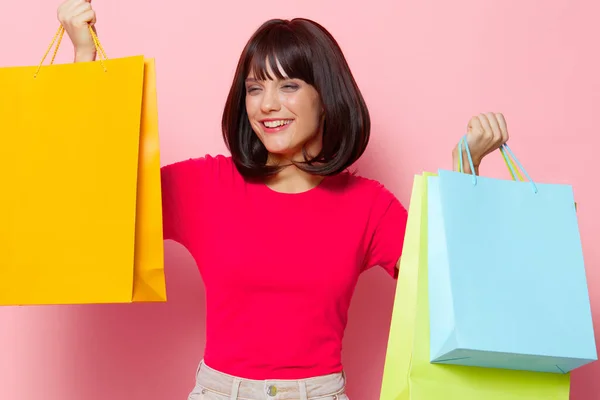 Mooie vrouw glimlach kleurrijke pakketten geluk geïsoleerde achtergrond — Stockfoto