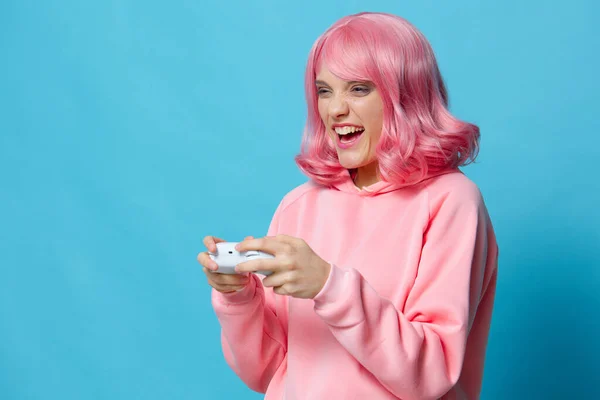 Retrato mujer jugando juegos joystick divertido aislado fondo — Foto de Stock