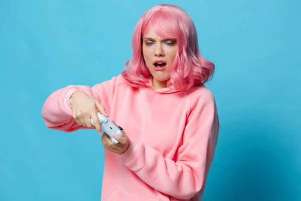 Портрет женщина с геймпадом розовый свитер развлечения синий фон — стоковое фото