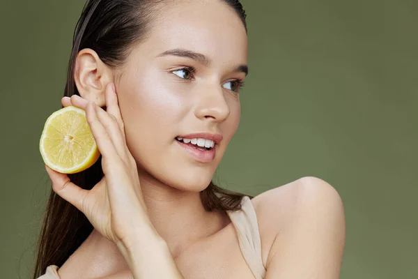 Potret wanita dengan lemon dekat wajah perawatan kulit bersih kesehatan close-up Gaya hidup — Stok Foto