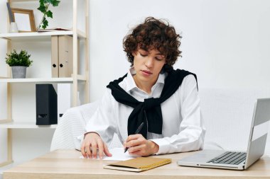 Adam çevrimiçi bilgisayar öğreniyor. Ev içi yaşam tarzı teknolojisi.