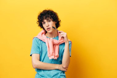 Mavi tişörtlü kıvırcık çocuk. Pembe ceket. Yaşam tarzı eğitim.