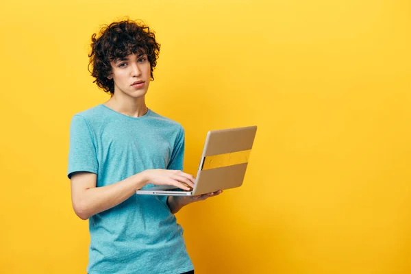 Mann mit Laptop-Arbeit online finanzieren gelben Hintergrund — Stockfoto